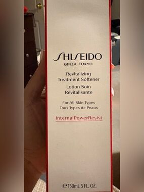 NIB - Shiseido Revitalizing Treatment Softener - White and Red